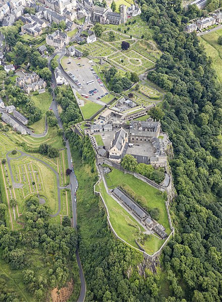 440px-Scotland-2016-Aerial-Stirling-Stirling_Castle