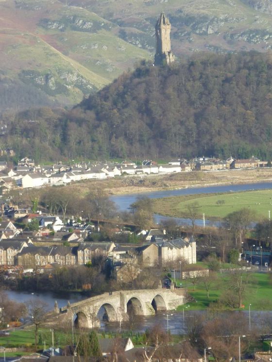 800px-Old_Stirling_Bridge_and_the_Abbey_Craig_with_the_Wallace_Monument,_Stirling_Scotland